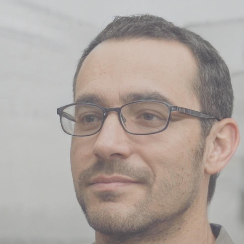 Expert financier tironavexuli expliquant les concepts d'analyse